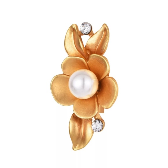 Jewelry - Gold toned flower peral brootch